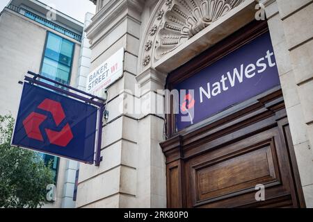 LONDON – 27. JULI 2023: NatWest-Filiale an der Baker Street – britische High Street und Geschäftsbank Stockfoto