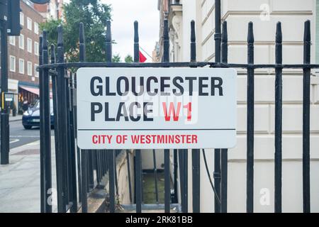 LONDON - 27. JULI 2023: Gloucester Place Straßenschild in der Gegend von W1 in der Nähe der Baker Street Stockfoto