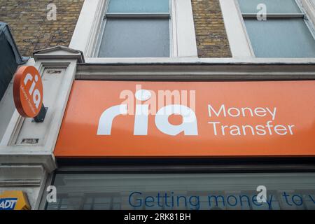 LONDON - 27. JULI 2023: Ria Money Transfer Logo auf der Baker Street - Tochtergesellschaft von Euronet Worldwide, Inc., die sich auf Geldüberweisungen spezialisiert hat Stockfoto