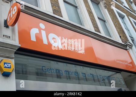 LONDON - 27. JULI 2023: Ria Money Transfer Logo auf der Baker Street - Tochtergesellschaft von Euronet Worldwide, Inc., die sich auf Geldüberweisungen spezialisiert hat Stockfoto