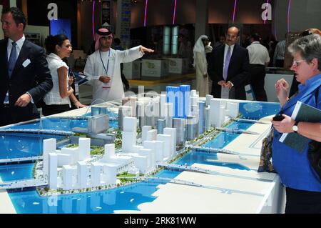 Bildnummer: 53955486  Datum: 19.04.2010  Copyright: imago/Xinhua (100419) -- ABU DHABI, April 19, 2010 (Xinhua) -- An exhibitor introduces a real estate program during a real estate exhibition in Abu Dhabi, capital of the United Arab Emirates (UAE), on April 19, 2010. 2010 Abu Dhabi real estate exhibition was opened here on April 18, attracting 250 exhibitors from 36 countries and regions. (Xinhua/An Jiang) (lr) UAE-ABU DHABI-REAL ESTATE-EXHIBITION PUBLICATIONxNOTxINxCHN Wirtschaft Immobilien Ausstellung Modell Immobilienmodell Architektur kbdig xsk 2010 quer     Bildnummer 53955486 Date 19 04 Stockfoto