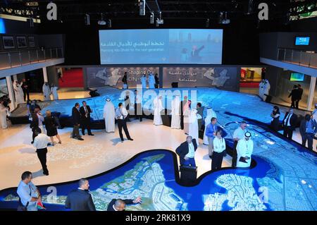 Bildnummer: 53955487  Datum: 19.04.2010  Copyright: imago/Xinhua (100419) -- ABU DHABI, April 19, 2010 (Xinhua) -- The main exhibition hall presents the concept of the year 2030 capital construction plan during a real estate exhibition in Abu Dhabi, capital of the United Arab Emirates (UAE), on April 19, 2010. 2010 Abu Dhabi real estate exhibition was opened here on April 18, attracting 250 exhibitors from 36 countries and regions. (Xinhua/An Jiang) (lr) UAE-ABU DHABI-REAL ESTATE-EXHIBITION PUBLICATIONxNOTxINxCHN Wirtschaft Immobilien Ausstellung Modell Immobilienmodell Architektur kbdig xsk 2 Stockfoto