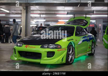 Details von Brian O'conners grünem Mitsubishi Eclipse mit Kapuze aus schwarzer Kohlefaser in Fast and Furious Stockfoto