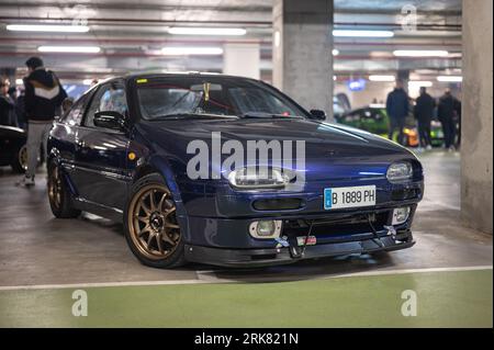 Vorderansicht eines kleinen klassischen japanischen Sportwagens, des Nissan 100, in blauer Farbe in einer Tuning-Rallye Stockfoto