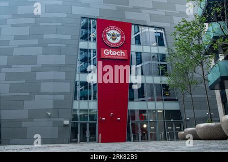 LONDON – 31. JULI 2023: Außenlogo des Fußballstadions Brentford FC in West London Stockfoto