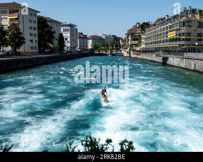 Eine Surferin kühlt sich auf der Aare in Thun, Schweiz, während einer Hitzewelle ab, bei der die Temperaturen heute, Donnerstag, den 24. August, 36 °C erreicht haben. Credit: Ian Rutherford/Alamy Live News. Stockfoto