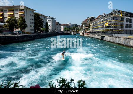 Eine Surferin kühlt sich auf der Aare in Thun, Schweiz, während einer Hitzewelle ab, bei der die Temperaturen heute, Donnerstag, den 24. August, 36 °C erreicht haben. Credit: Ian Rutherford/Alamy Live News. Stockfoto