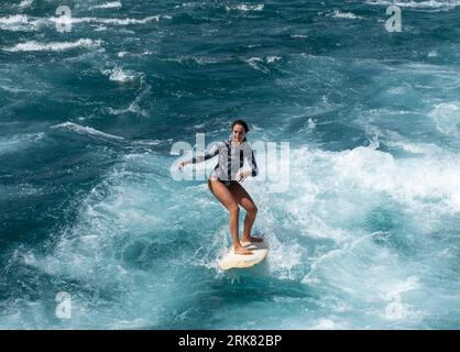 Eine Surferin kühlt sich auf der Aare in Thun, Schweiz, während einer Hitzewelle ab, bei der die Temperaturen heute, Donnerstag, den 24. August, 36 °C erreicht haben. Credit: Ian Rutherford/Alamy Live News. Stockfoto