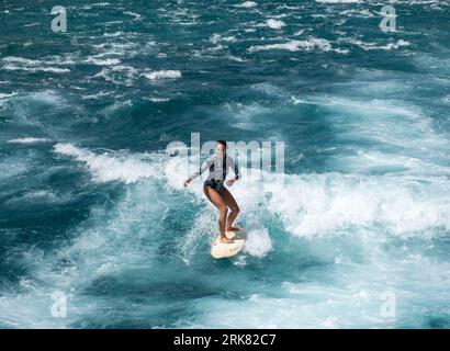 Eine Surferin kühlt sich auf der Aare in Thun, Schweiz, während einer Hitzewelle ab, bei der die Temperaturen heute, Donnerstag, den 24. August, 36 °C erreicht haben. Credit: Ian Rutherford/Alamy Live News. Stockfoto