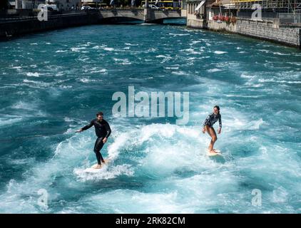 Eine Surferin kühlt sich auf der Aare in Thun, Schweiz, während einer Hitzewelle ab, bei der die Temperaturen heute, Donnerstag, den 24. August, 36 °C erreicht haben. Credit: Ian Rutherford/Alamy Live News. Stockfoto