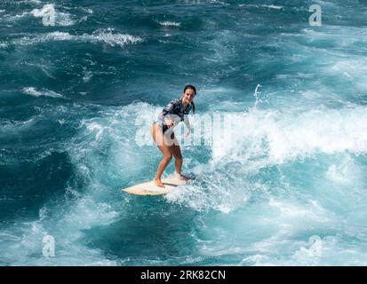 Eine Surferin kühlt sich auf der Aare in Thun, Schweiz, während einer Hitzewelle ab, bei der die Temperaturen heute, Donnerstag, den 24. August, 36 °C erreicht haben. Credit: Ian Rutherford/Alamy Live News. Stockfoto