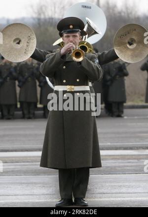 Bildnummer: 53958579  Datum: 20.04.2010  Copyright: imago/Xinhua (100420) -- MOSCOW, April 20, 2010 (Xinhua) -- Soldiers attend the rehearsal for a military parade at the Alabino military base on the outskirts of Moscow, capital of Russia, April 20, 2010. The 65th anniversary of the victory over Nazi Germany in World War II will be marked with a military parade on the Red Square in Moscow on May 9. (Xinhua/Lu Jinbo) RUSSIA-MILITARY PARADE-REHEARSAL PUBLICATIONxNOTxINxCHN Gesellschaft Übung Militär Militärparade Soldaten kbdig xdp 2010 hoch o0 Musik, Musikkapelle, zweiter, 2. Weltkrieg, Jubiläu Stock Photo