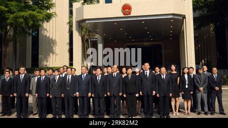 Bildnummer: 53959702 Datum: 21.04.2010 Copyright: imago/Xinhua (100421) -- BANGKOK, 21. April 2010 (Xinhua) -- Mitarbeiter der chinesischen Botschaft in Thailand nehmen an einer Trauerzeremonie zu Ehren der Opfer des Erdbebens Teil, das Yushu in der nordwestchinesischen Provinz Qinghai in Bangkok, der Hauptstadt Thailands, am 21. April 2010 traf. (Xinhua/Shi Xianzhen)(lyx) (3)THAILAND-BANGKOK-CHINA-BAKE-TRAUER PUBLICATIONxNOTxINxCHN Erdbeben China Naturkatastrophe Trauer TRAUERN kbdig xkg 2010 quer o0 Botschaft Bildnummer 53959702 Datum 21 04 2010 Copyright Imago XINHUA Bangkok 21 April 2010 Mitarbeiter von XINHUA Stockfoto