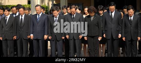 Bildnummer: 53959704 Datum: 21.04.2010 Copyright: imago/Xinhua (100421) -- BANGKOK, 21. April 2010 (Xinhua) -- Mitarbeiter der chinesischen Botschaft in Thailand nehmen an einer Trauerzeremonie zu Ehren der Opfer des Erdbebens Teil, das Yushu in der nordwestchinesischen Provinz Qinghai in Bangkok, der Hauptstadt Thailands, am 21. April 2010 traf. (Xinhua/Shi Xianzhen)(lyx) (2)THAILAND-BANGKOK-CHINA-BAKE-TRAUER PUBLICATIONxNOTxINxCHN Erdbeben China Naturkatastrophe Trauer TRAUERN kbdig xkg 2010 quer o0 Botschaft Bildnummer 53959704 Datum 21 04 2010 Copyright Imago XINHUA Bangkok 21 April 2010 Mitarbeiter von XINHUA Stockfoto