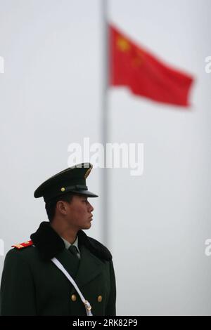 Bildnummer: 53959723 Datum: 21.04.2010 Copyright: imago/Xinhua (100421) -- PEKING, 21. April 2010 (Xinhua) -- ein bewaffneter Polizist steht mit der Nationalflagge auf dem Tian-Anmen-Platz in Peking, 21. April 2010. China trauerte am Mittwoch um die Opfer des Erdbebens in Yushu, indem es halbmastweise Flaggen flog und öffentliche Unterhaltung aussetzte. (Xinhua/Zhuo Ensen) (px) (CN) PUBLICATIONxNOTxINxCHN Erdbeben China Naturkatastrophe Trauer Trauern kbdig xkg 2010 hoch o0 Fahne Halbmast Staatstrauer o00 Nationalfahne Bildnummer 53959723 Datum 21 04 2010 Copyright Imago XINHUA bei Stockfoto