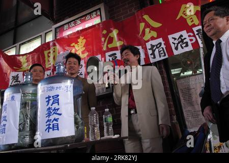 Bildnummer: 53959787 Datum: 21.04.2010 Copyright: imago/Xinhua (100421) -- NEW YORK, 21. April 2010 (Xinhua) -- Übersee-Chinesen halten eine Spendenaktivität für die bebenerschlagene tibetische Autonome Präfektur Yushu in einer Chinatown in New York, 20. April 2010. (Xinhua/Wu Kaixiang) (cl) (2)U.S.-NEW YORK-OVERSEAS CHINESE-DONATION PUBLICATIONxNOTxINxCHN Erdbeben Naturkatastrophe Trauer Trauern kbdig xkg 2010 quer o0 USA Bildnummer 53959787 Datum 21 04 2010 Copyright Imago XINHUA New York 21. April 2010 XINHUA Overseas Chinese Hold A Activity for the Quake Hit of Autonomous Prefecture of Tibetan Yfecture Stockfoto