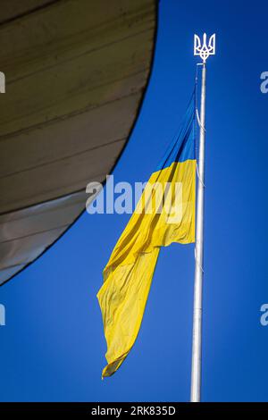 Kiew, Ukraine. August 2023. KIEW, UKRAINE - 24. AUGUST 2023 - die Nationalflagge der Ukraine fliegt über der Hauptstadt Kiew, der Hauptstadt der Ukraine. Dieses Foto kann nicht in der Russischen Föderation verteilt werden. Quelle: Ukrinform/Alamy Live News Stockfoto