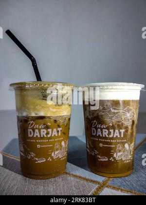 Zwei erfrischende Kaffee der zweiten Klasse auf einer karierten Tischdecke Stockfoto