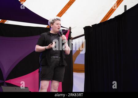 Der Comedian Jodie Mitchell tritt beim Latitude Festival 2023 auf Stockfoto