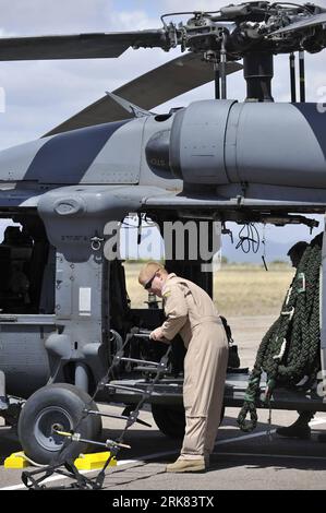 Bildnummer: 53965340 Datum: 21.04.2010 Copyright: imago/Xinhua (100422) -- TUCSON, 22. April 2010 (Xinhua) -- Ein Besatzungsmitglied eines HH-60G-Hubschraubers der US Air Force bereitet sich während der Angel Thunder 2010-Übung auf dem vorwärts operierenden Bisbee-Douglass-Flughafen südlich von Tucson im Süden von Arizona, USA, am 21. April 2010 vor. DAS US Air Combat Command führte vom 21. Bis 22. April in der südlichen Wüste Arizonas die jährliche Rettungs- und Rettungsübung Angel Thunder 2010 durch. Die Übung umfasst eine Mission zur Wiederherstellung des Personals hinter feindlichen Linien, nämlich im Irak und in Afghanistan. Stockfoto