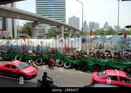 Bildnummer: 53965406  Datum: 21.04.2010  Copyright: imago/Xinhua (100422) -- BANGKOK, April 22, 2010 (Xinhua) -- Red shirts members set up road barriers on Silom Road of Bangkok, capital of Thailand, on April 22, 2010. Red shirts members clashed with hundreds of locals in Bangkok on the midnight of April 21, leaving at least 20 injured. Now, the clashes have been pacified. (Xinhua/Thana Nuntavoranut) (lr) (2)THAILAND-BANGKOK-RED SHIRTS-CLASH-LOCALS-CALMNESS PUBLICATIONxNOTxINxCHN Politik Protest Demonstration kbdig xcb 2010 quer premiumd xint o0 Demo Verkehr Straße    Bildnummer 53965406 Date Stock Photo