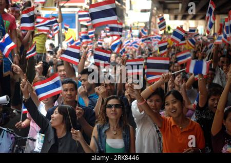 Bildnummer: 53965405  Datum: 21.04.2010  Copyright: imago/Xinhua (100422) -- BANGKOK, April 22, 2010 (Xinhua) -- Anti- Red shirts locals hold a rally on Silom Road of Bangkok, capital of Thailand, on April 22, 2010. Red shirts members clashed with hundreds of locals in Bangkok on the midnight of April 21, leaving at least 20 injured. Now, the clashes have been pacified. (Xinhua/Thana Nuntavoranut) (lr) (1)THAILAND-BANGKOK-RED SHIRTS-CLASH-LOCALS-CALMNESS PUBLICATIONxNOTxINxCHN Politik Protest Demonstration kbdig xcb 2010 quer premiumd xint o0 Demo Demonstrant    Bildnummer 53965405 Date 21 04 Stock Photo