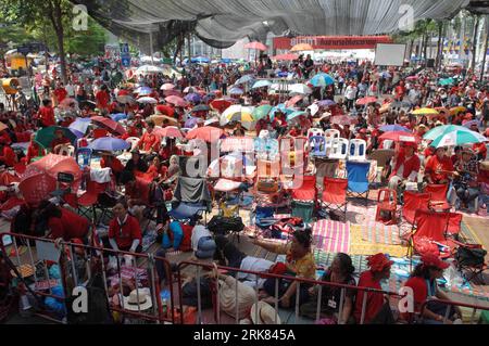 Bildnummer: 53965407 Datum: 21.04.2010 Copyright: imago/Xinhua (100422) -- BANGKOK, 22. April 2010 (Xinhua) -- Mitglieder der Red Shirts veranstalten am 22. April 2010 eine Kundgebung in Rathchaprasong in Bangkok, der Hauptstadt Thailands. Mitglieder der Red Shirts stießen am 21. April um Mitternacht mit Hunderten von Einwohnern in Bangkok zusammen, wobei mindestens 20 Personen verletzt wurden. Jetzt sind die Zusammenstöße befriedigt. (Xinhua/Thana Nuntavoranut) (lr) (4)THAILAND-BANGKOK-RED SHIRTS-CLASH-LOCALS-CALMNESS PUBLICATIONxNOTxINxCHN Politik Protest Demonstration kbdig xcb 2010 quer Premiere xint o0 Demo Demonstrant Bildnummer 53965407 Datum 21 04 2 Stockfoto