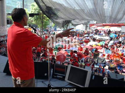 Bildnummer: 53965408 Datum: 21.04.2010 Copyright: imago/Xinhua (100422) -- BANGKOK, 22. April 2010 (Xinhua) -- Ein Rote-Hemden-Führer spricht am 22. April 2010 auf Rathchaprasong in Bangkok, der Hauptstadt Thailands, an. Mitglieder der Red Shirts stießen am 21. April um Mitternacht mit Hunderten von Einwohnern in Bangkok zusammen, wobei mindestens 20 Personen verletzt wurden. Jetzt sind die Zusammenstöße befriedigt. (Xinhua/Thana Nuntavoranut) (lr) (3)THAILAND-BANGKOK-RED SHIRTS-CLASH-LOCALS-CALMNESS PUBLICATIONxNOTxINxCHN Politik Protest Demonstration kbdig xcb 2010 quer premiumd xint o0 Demo Bildnummer 53965408 Datum 21 04 2010 Co Stockfoto