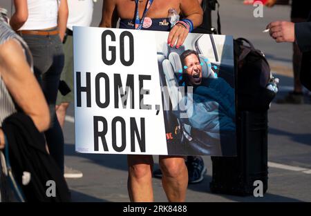 Milwaukee, Wisconsin, USA - August 23, 2023: A supporter of former President Donald Trump holds a protest sign mocking Ron Desantis at the entrance to the first Republican Debate for the 2024 Presidential election. Stockfoto
