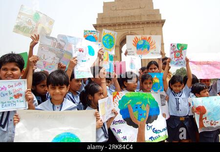 Bildnummer: 53968239  Datum: 22.04.2010  Copyright: imago/Xinhua (100422) -- NEW DELHI, April 22, 2010 (Xinhua) -- School children participate in an awareness campaign with slogans Save Water, Save Electricity at India gate on the occasion of the World Earth Day in New Delhi, capital of India, April 22, 2010. (Xinhua/Partha Sarkar) (gxr) (3)INDIA-NEW DELHI-WORLD EARTH DAY PUBLICATIONxNOTxINxCHN Gesellschaft Ökologie Tag der Erde Earth Day kbdig xcb 2010 quer  o0 Schule Bildung Kinder Schüler Protest Naturschutz    Bildnummer 53968239 Date 22 04 2010 Copyright Imago XINHUA  New Delhi April 22 2 Stockfoto