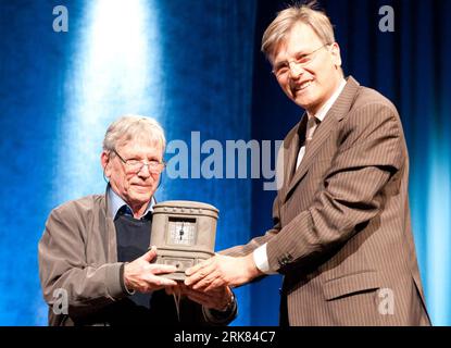 (100422) -- BUDAPEST, April 22, 2010 (Xinhua) -- Gabor Demszky (R), mayor of Budapest, presents the Budapest Grand Prize to Israeli writer Amos Oz during the 17th International Book Festival Budapest that opened in Budapest, capital of Hungary, on April 22, 2010. Israel is the Guest of Honor at this year s book festival that lasts until April 25. (Xinhua/Dani Dorko) (gxr) (4)HUNGARY-BUDAPEST-BOOK FESTIVAL PUBLICATIONxNOTxINxCHN Stock Photo