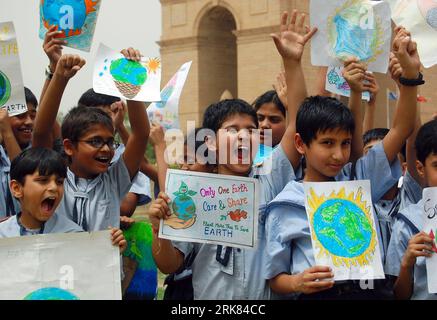 Bildnummer: 53968238 Datum: 22.04.2010 Copyright: imago/Xinhua (100422) -- NEW DELHI, 22. April 2010 (Xinhua) -- Schulkinder nehmen an einer Sensibilisierungskampagne mit Slogans Save Water, Save Electricity at India Gate anlässlich des Welttages der Erde in New Delhi, Hauptstadt Indiens, 22. April 2010 Teil. (Xinhua/Partha Sarkar) (gxr) (1)INDIEN-NEU-DELHI-WELTERDTAG PUBLICATIONxNOTxINxCHN Gesellschaft Ökologie Tag der Erde Tag der Erde kbdig xcb 2010 quer o0 Schule Bildung Kinder Schüler Protest Naturschutz Bildnummer 53968238 Datum 22 04 2010 Copyright Imago XINHUA New Delhi 22. April 20 Stockfoto
