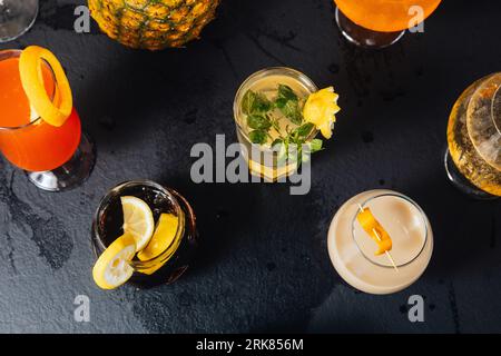 Eine gut sortierte Bar mit einer Auswahl an verschiedenen alkoholischen Getränken, die in einer Perspektive von oben angeordnet sind Stockfoto