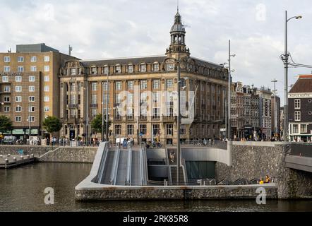Amsterdam, Niederlande, 24.08.2023, Eintritt zum neuen Unterwasser-Fahrradparkplatz am Hauptbahnhof, größter Fahrradparkplatz in Amsterdam Stockfoto