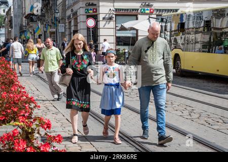 Lviv, Ukraine. August 2023. Die Leute gehen im Stadtzentrum von Lemberg spazieren. Am Unabhängigkeitstag der Ukraine spazieren Menschen in traditioneller ukrainischer Kleidung im Stadtzentrum von Lemberg. Quelle: SOPA Images Limited/Alamy Live News Stockfoto