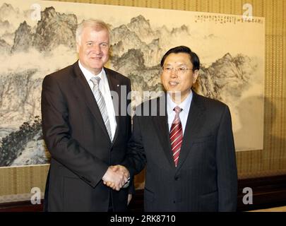 Bildnummer: 53977664 Datum: 26.04.2010 Copyright: imago/Xinhua (100426) -- PEKING, 26. April 2010 (Xinhua) -- der chinesische Vize-Premier Zhang Dejiang (R) gibt Horst Seehofer, dem Gouverneur des deutschen Bundesstaates Bayern, bei ihrem Treffen in Peking, der Hauptstadt Chinas, am 26. April 2010 die Hände. (Xinhua/Ding Lin) (jl) CHINA-PEKING-DEUTSCHLAND-ZHANG DEJIANG-SEEHOFER-MEETING(CN) PUBLICATIONxNOTxINxCHN Politik People premiumd xint kbdig xng 2010 quer Bildnummer 53977664 Datum 26 04 2010 Copyright Imago XINHUA Peking April 26 2010 XINHUA chinesischer Vize-Premier Zhang Dejiang r schüttelt mit Hor die Hände Stockfoto