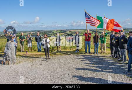 New York Firefighters und die Emerald Pipe und Drums besuchen den Gedenkgarten für gefallene Feuerwehrleute von 9/11 in Ringfinnan, Kinsale Co Cork, Irland. Stockfoto