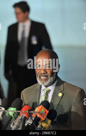 Bildnummer: 53982555 Datum: 26.04.2010 Copyright: imago/Xinhua (100427) -- BRASILIA, 27. April 2010 (Xinhua) -- der haitianische Präsident Rene Preval spricht mit der Presse, nachdem er in Brasilia, der Hauptstadt Brasiliens, am Rande eines Treffens der Staats- und Regierungschefs Brasiliens und der Karibischen Gemeinschaft (CARICOM) am 26. April 2010 ein Abkommen mit Brasilien unterzeichnet hat. Brasilien unterzeichnete einen Vertrag mit Haiti über die Zusammenarbeit in den Bereichen Bildung, Landwirtschaft, Wiederaufbau usw. (Xinhua/Song Weiwei) (ypf) (1)BRASILIEN-CARICOM-GIPFEL-HAITI-ABKOMMEN PUBLICATIONxNOTxINxCHN People Politik premiumd xint kbdig Stockfoto