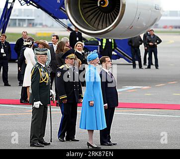 Bildnummer: 53984551 Datum: 27.04.2010 Copyright: imago/Xinhua (100428) -- KOPENHAGEN, 28. April 2010 (Xinhua) -- die dänische Königin Margrethe II. (2. R, Front) hält eine Begrüßungszeremonie zu Ehren des russischen Präsidenten Dmitri Medwedew (1. R, Front) am Kopenhagener Flughafen, Dänemark, 27. April 2010 ab. Medwedew kam hier am Dienstagnachmittag für einen zweitägigen Staatsbesuch in Dänemark an. (Xinhua/Lin Miao) (gj) (1)DÄNEMARK-KOPENHAGEN-RUSSLAND-MEDWEDEV-VISIT PUBLICATIONxNOTxINxCHN People Politik Entertainment kbdig xmk 2010 quadrat o0 Adel Bildnummer 53984551 Datum 27 04 2010 Copyright Imago XINHUA COPENHA Stockfoto