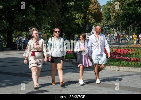 Lviv, Ukraine. August 2023. Die Leute gehen im Stadtzentrum von Lemberg spazieren. Am Unabhängigkeitstag der Ukraine spazieren Menschen in traditioneller ukrainischer Kleidung im Stadtzentrum von Lemberg. (Foto: Olena Znak/SOPA Images/SIPA USA) Credit: SIPA USA/Alamy Live News Stockfoto