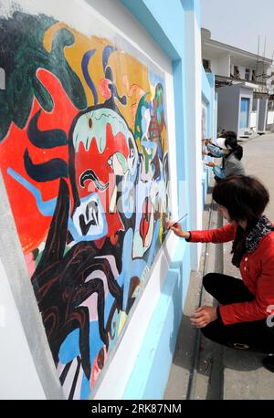 Bildnummer: 53989727  Datum: 28.04.2010  Copyright: imago/Xinhua (100428) -- ZHOUSHAN (ZHEJIANG), April 28, 2010 (Xinhua) -- Fisherwomen draw wall paintings at Huangsha Village in Shengsi County of Zhoushan City, east China s Zhejiang Province, April 28, 2010. The wall paintings with bright colors and abstract lines is a unique tradition and landscape of the small island where is only 31 nautical miles away from Shanghai. Local drew new paintings and refreshed old paintings these day to welcome visitors during Shanghai Expo 2010. (Xinhua/Xu Yu) (ypf) (2)CHINA-ZHOUSHAN-FISHERMEN DRAWING-SHANGHA Stock Photo