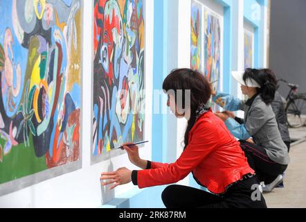 Bildnummer: 53989726 Datum: 28.04.2010 Copyright: imago/Xinhua (100428) -- ZHOUSHAN (ZHEJIANG), 28. April 2010 (Xinhua) -- Fischer zeichnen Wandmalereien im Dorf Huangsha im Bezirk Shengsi der Stadt Zhoushan, ostchinesische Provinz Zhejiang, 28. April 2010. Die Wandmalereien mit hellen Farben und abstrakten Linien sind eine einzigartige Tradition und Landschaft der kleinen Insel, die nur 31 Seemeilen von Shanghai entfernt ist. Die Einheimischen zogen an diesem Tag neue Gemälde und erfrischte alte Gemälde, um Besucher während der Shanghai Expo 2010 willkommen zu heißen. (Xinhua/Xu Yu) (ypf) (1)CHINA-ZHOUSHAN-FISHERINGS-SHANGHA Stockfoto