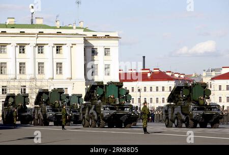 Bildnummer: 53991697 Datum: 28.04.2010 Copyright: imago/Xinhua (100428) -- ST. PETERSBURG, 28. April 2010 (Xinhua) -- Mitglieder der Streitkräfte marschieren während einer Probe einer Parade zum 65. Jahrestag des Sieges im Großen Vaterländischen Krieg, wie die damalige Sowjetunion und jetzt Russland diese Phase des Zweiten Weltkriegs nannten Militärparaden sollen am 9. Mai, dem 65. Tag des Sieges, in 18 Städten in ganz Russland stattfinden. (Xinhua/Lu Jinbo) (gxr) (3)RUSSLAND-ST. PETERSBURG-VICTORY DAY-PARADE-PROBE PUBLICATIONxNOTxINxCHN MILITÄRPARADE Generalprobe kbdig xsp 2010 quer o0 Jahrestag, Sieg, Stockfoto