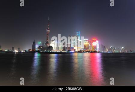 Bildnummer: 53994694 Datum: 28.04.2010 Copyright: imago/Xinhua (100429) -- SHANGHAI, 29. April 2010 (Xinhua) -- Foto aufgenommen am 28. April 2010 zeigt die beleuchtete Skyline in der Lujiazui-Region von Shanghai, Ostchina. (Xinhua/Yang Guang) (zgp) (2)WORLD EXPO-NIGHT VIEWS (CN) PUBLICATIONxNOTxINxCHN Gesellschaft Wirtschaft kbdig xmk 2010 quer Highlight Premiere xint o0 Beleuchtung, Beleuchtung Bildnummer 53994694 Datum 28 04 2010 Copyright Imago XINHUA Shanghai April 29 2010 XINHUA Foto aufgenommen AM April 28 2010 zeigt die beleuchtete Skyline in der Region Lujiazui in Shanghai Ostchina XIN Stockfoto