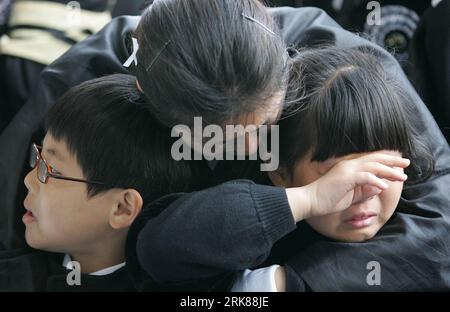 Bildnummer: 53994680  Datum: 29.04.2010  Copyright: imago/Xinhua (100429) -- PYEONGTAEK, April 29, 2010 (Xinhua) -- Relatives of the victims killed in the naval disaster of Cheonan warship mourn at a mass funeral in Pyeongtaek, 70 km south of Seoul, South Korea, April 29, 2010. South Koreans bade their last farewell Thursday to the 46 sailors killed in the naval disaster near a tense border with the Democratic People s Republic of Korea (DPRK) in an emotional mass funeral earlier in the day. (Xinhua/Chung Sung-Jun) (gj) (8)SOUTH KOREA-PYEONGTAEK-NAVAL DISASTER-MASS FUNERAL PUBLICATIONxNOTxINxC Stock Photo