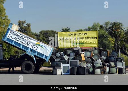 Bildnummer: 53998981 Datum: 29.04.2010 Copyright: imago/Xinhua (100430) -- BUENOS AIRES, 30. April 2010 (Xinhua) -- unbenutzte Fernsehgeräte werden während einer Demonstration von Greenpeace in Buenos Aires, Argentinien, am 29. April 2010 auf einem Stapel platziert. Greenpeace-Aktivisten hielten eine Demonstration ab, in der sie die Regierung aufforderten, Gesetze für das Recycling von Elektro- und Elektronikschrott in Buenos Aires zu erlassen. (Xinhua/Martin Katz)(axy) (1)ARGENTINIEN-BUENOS AIRES-GREENPEACE-DEMONSTRATION PUBLICATIONxNOTxINxCHN Politik Demo Protest Fernseher Umweltschutz Premiere xint kbdig xng 2010 quer o0 Umwelt, Elektronikmüll Stockfoto