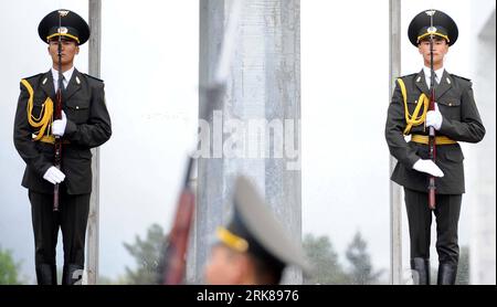 Bildnummer: 53998978  Datum: 29.04.2010  Copyright: imago/Xinhua (100429) -- BISHKEK, April 29, 2010 (Xinhua) -- Soldiers guard at the Ala Too Square in Bishkek, capital of Kyrgyzstan. The flag-raising ceremony and guard-changing ceremony were resumed at the Ala Too Square on Thursday. (Xinhua/Sadat) (zcc) (2)KYRGYZSTAN-BISHKEK-CEREMONY PUBLICATIONxNOTxINxCHN Militär Wachablösung Soldat Flagge kbdig xng 2010 quer     Bildnummer 53998978 Date 29 04 2010 Copyright Imago XINHUA  Bishkek April 29 2010 XINHUA Soldiers Guard AT The Ala Too Square in Bishkek Capital of Kyrgyzstan The Flag Raising Cer Stock Photo