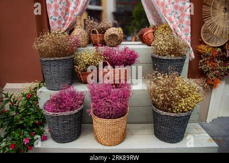 blumenarrangement getrockneter Blumen in Korbvase Stockfoto