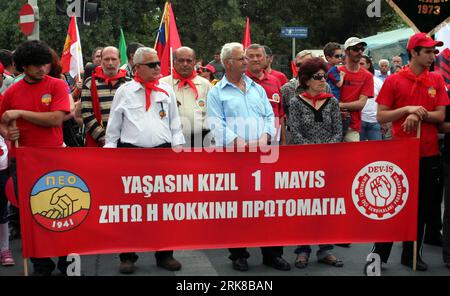 Bildnummer: 54007947  Datum: 01.05.2010  Copyright: imago/Xinhua (100501) -- NICOSIA, May 1, 2010 (Xinhua) -- Greek and Turkish Cypriots, along with foreign workers and diplomatic envoys, march toward downtown Nicosia, Cyprus, on May 1, 2010, during a rally marking the International Labour Day. (Xinhua/Wang Qiang)(hdt) CYPRUS-MAY DAY-RALLY PUBLICATIONxNOTxINxCHN Politik Gesellschaft 1. Mai Maidemo premiumd xint xsk 2010 quer     Bildnummer 54007947 Date 01 05 2010 Copyright Imago XINHUA  Nicosia May 1 2010 XINHUA Greek and Turkish Cypriots Along With Foreign Workers and Diplomatic envoys March Stock Photo