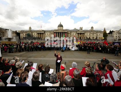 Bildnummer: 54008231  Datum: 01.05.2010  Copyright: imago/Xinhua (100502) -- LONDON, May 2, 2010 (Xinhua) -- A chorus sing during the May Day rally at the Trafalgar Square in central London, capital of the Great Britain, May 1, 2010. Thousands of trade unionists, workers, pensioners, students and many others held the annual May Day rally here on Saturday appealing for social and economic justice. (Xinhua/Zeng Yi)(xm) (1)BRITAIN-LONDON-MAY DAY-MARCH PUBLICATIONxNOTxINxCHN Politik Gesellschaft Demo 1. Mai Maidemo premiumd xint kbdig xng 2010 quer o0 Chor singen    Bildnummer 54008231 Date 01 05 Stock Photo